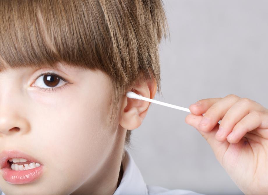 Почистване на ушите на детето